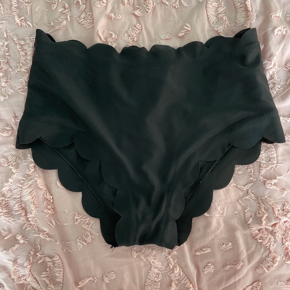 High-Neck Scalloped Black Women's Swim Set - Picture 5 of 7